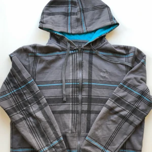 Op hoodie - Skön hoodie i storlek medium (38/40) straight. Rätt så tunn hoodie, perfekt till sommaren! Cash is king men tar också swish. Möts i Stockholm, står ej för frakt.