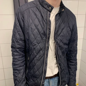 Jacka. - Jacka från jack and jones, sitter som en pärla, älsjar den.