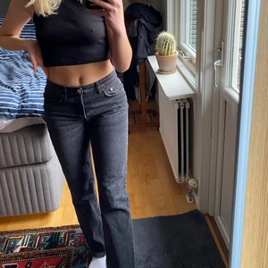 Lågmidjade jeans från Zara - Otroligt fina lågmidjade jeans från Zara som såldes slut snabbt. Svarta i storlek 38, aldrig använda endast provade. Pris kan diskuteras.
