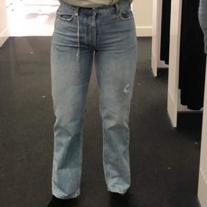 Säljer ett par ljusa jeans ifrån Gina Tricot i strl 38 m knappknäppning. Fint skick! Jag är 173/174 ifall ni undrar om längden. HÄMTAS i THN eller skickas emot frakt! :) fraktpriset kan variera 