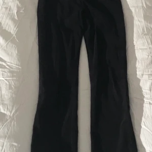 Svarta Manchesterbyxor - Väldigt sköna och i nyskick. Var tvungen att sälja de då jag hejar på Liverpool…