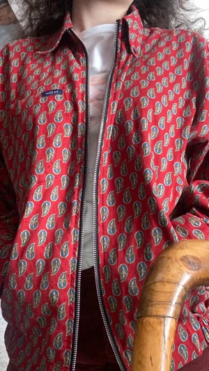 Kofta från beyond retro - Skjort kofta från beyond retro i bra skick, dock saknas en knapp på en sidan av kragen. Katt i hemmet.  Kan mötas upp i Uddevalla centrum om ej så står köparen för frakten. 