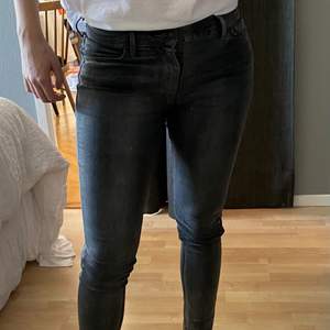 Gråa Levis jeans till salu. Super skinny fit, stretch material. 