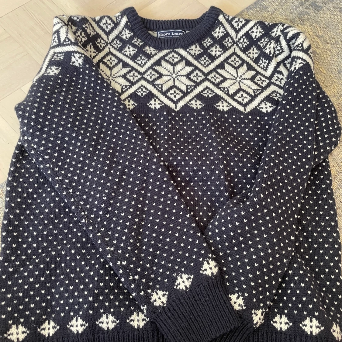 Stickad vit blå tröja - 90