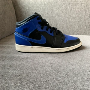 Jordans  - Jag säljer mina svart blåa jordan mid, jag säljer för jag har köpt andra skor nu, jag köpte dom i somras. Kom privat för fler bilder. Säljer för 950 nypris 1800 kr 
