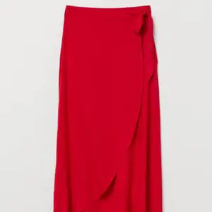 Röd kjol men lite volanger ifrån hm. Aldrig använd så i mycket fint skick, behövs dock strykas då den legat i en garderob. Storlek 36. Säljer för 75kr, köparen står för frakt. 