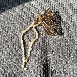 Fjärils hårklämma!  - En fin guldig hårklämma med lite detaljer! Snyggt till sommaren! 