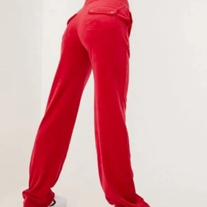 Röda Juicy Couture byxor - Säljer nu mina röda juicy byxor som är i storlek XS! Köpta i Januari 2022 och är köpta från Nelly för 1199kr. Inga skador eller så. Säljes pga att dom inte används.  Ifall de är flera som är intresserade så gäller den som lägger högst pris. (Lånade bilder, kan skicka egna om så önskas)❤️