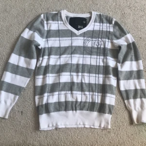 Snygg tröja  - Storlek:S men sitter ganska stort.                                         Jack&jones  köpare står för frakt om inte vill mötas upp