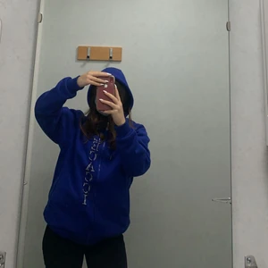 Lecacci hoodie i str S  - Säljer denna trendiga instagram hoddien. Köpt för 900kr