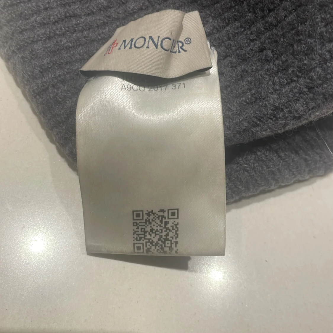 Moncler mössa  - 90