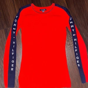 Tommy Hilfiger tröja i nyskick! - Storlek xs. Inte använd mycket så i fint skick;)