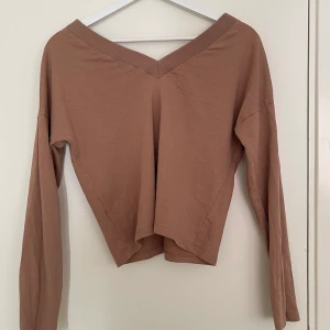 NAKD beige tröja - Super fin V-Krage på både fram-och baksidan. Köpt i XS från NAKD men känns större, mer som ett S eller M. Lite missfärgad i mitten av kragen, men inget man tänker på (se sista bilden).