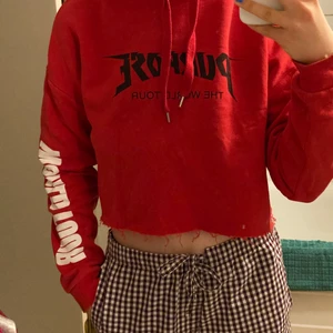Röd hoodie - Får tyvärr inte användning av denhär fina hoodien som jag köpt second hand❤️ super fint skick och den passar super bra för dig som har xs/s