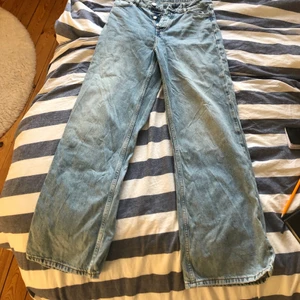 Raka jeans  - För små jeans som är använda högst 3 gånger. Sitter jättefint och har stretch.