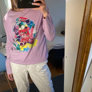 Lila tröja från junkyard!💜 - Säljer den här fina långärmade t shirten från junkyard, strl s. 💜