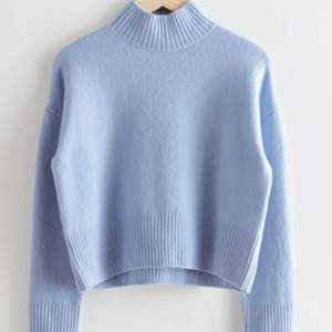 Gosigaste tröjan i fin ljusblå färg från &otherstories 🌸 Kommer tyvärr inte till användning… Skriv privat för fler bilder. Köparen står för frakt!