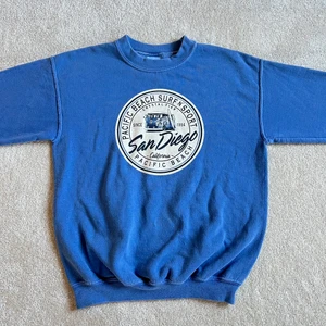 Supercool blå sweatshirt!!🦋🦋 - Såå cool sweatshirt som jag har köpt k en surfshop i San Diego!!🏄‍♀️ Storlek L och så fin att ha oversized!! ❤️⚡️🦋 