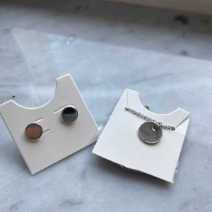 Silvriga örhängen och halsband - Silvriga små örgängen och ett matchande halsband med en liten berlock. Oanvända och köpta på glitter💕köparen står för frakt!