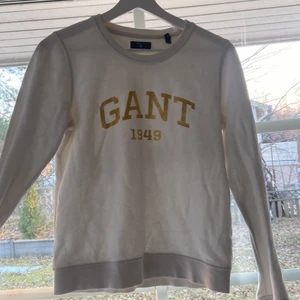 Gant sweatshirt dam - Superfin vit gant tröja med guldigt tryck i fint skick! Pris kan diskuteras, ord pris 1200kr💞