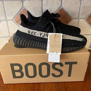Yeezy 350 v2 core black/white - Yeezy 350 v2 core black/white. Storlek 43,1/3.
