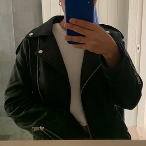 Skinnjacka - Jättefin skinnjacka från missguided! Andvända ett fåtal gånger! 