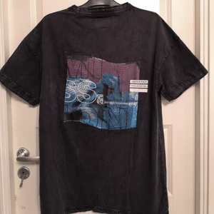 Oversized tshirt - Säljer denna riktigt snygga t-shirt från Asos då den tyvärr är för stor. Storlek S (herr/unisex). Helt ny och aldrig använd, hör av dig vid frågor:)