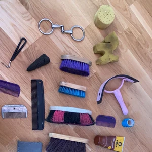 Rid grejer - Säljer ridsaker: ett bett, ett bandage, läderbalsam & lädertvål, massa borstar, kammar, ryktskrapor, hovkratser m.m & även den stora svarta ryktlådan. Allt tvättas innan de säljs. Pris går & diskuteras & mer bilder finns.