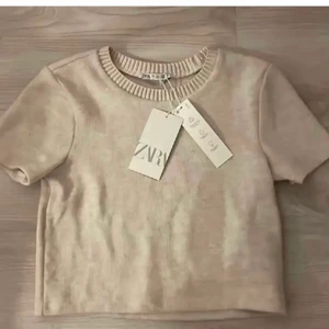 Zara tröja - Säljer denna super söta zara tröjan, köpte den för några dagar sen och prislapp och allt är kvar, inte andvänd bara testad! Den är slutsåld💕