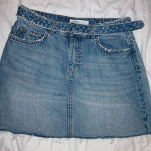 Jeanskjol från Zara - Superfin jeanskjol från Zara i storlek M, men passar xs-m då skärpet i midjan kan dras åt. Lagom kort. 