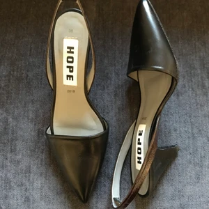 Hope sandalett pumps strl 38 - Snygg och stilren pumps med öppen häl, slingback. Använd endast 2 gånger. Från Hope. Äkta skinn. Strl 38. Köparen betalar frakt.