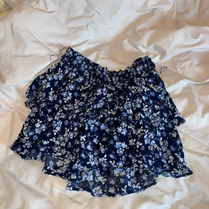 Gullig sommarkjol - En blåblommig kjol perfekt till sommaren. Jättefin passform med resår i midjan.