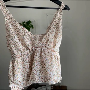 Topp - Säljer denna fina sommartorpen! Näst intill ny, jätte fin till sommaren och fester( lånade bilder ) 65kr tillkommer till frakt som är spårbar