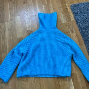 Stickad tröja från zara - En blå stickad tröja från zara i stl L 