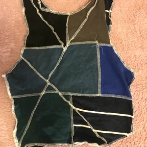 crop top - crop top i patchwork och overlocksömnad som jag sytt själv. man kan ha på sig den åt vilket håll man vill🤸‍♀️liten storlek. 