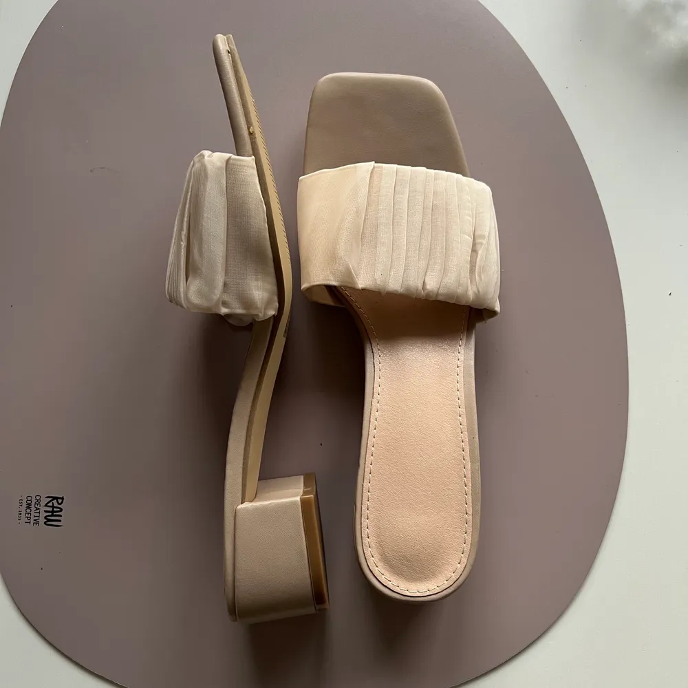 Beige sandal med liten klack, helt nya. Passar en 39/40. Extremt sköna men inte den stil som jag tänkt mig. 150kr inkl frakt . Skor.