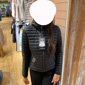 Colmar jacka  - Jag säljer min colmar jacka. Har endast använt den i ca 2 månader om inte mindre. Perfekt nu till våren inte för varm och inte för kall. 