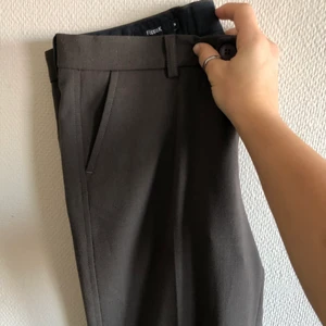 Filippa K kostymbyxor  - Superfina bruna Filippa K konstymbyxor med låg midja. Storlek M. Jag har lagt upp dem så de passar min längd (160cm) men kan ta bort uppläggningen så passar de vilken längd som helst, då det är ganska långa naturligt! 