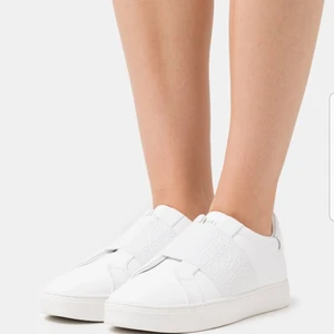 Calvin Klein slip on sneakers - Säljer mina fina Calvin Klein slip ons då de är lite stora på mig. Endast testade så lapp och kartong finns kvar! Väldigt fina till våren och sommaren. 