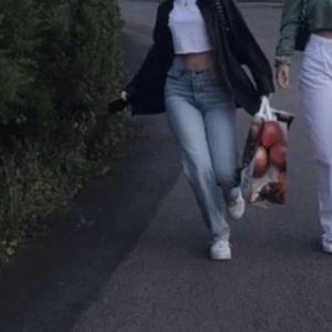 levi's ribcage straight ankle jeans - Nu var det tyvärr dags för mig att sälja mina älskad Levis jeans. Jeansen är i storlek 25/30 och passar mig som är 162 cm lång. Jeansen är endast använda ett fåtal gånger och köpren står för frakten.⭐️💞