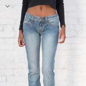 Brandy Mellville jeans - Säljer dessa skitsnygga helt nya lågmidjade jeans från brandy mellville i One size men skulle säga att de passar någon men xs/S då de är strechiga💕