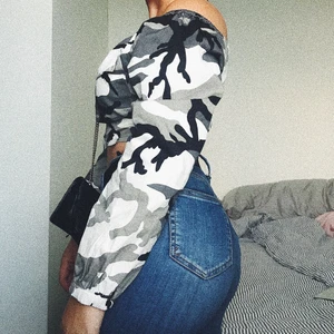 Camo croptop - Snygg grå-vit croptop med två fickor och dragkedja framtill! Använd 1 gång 😍