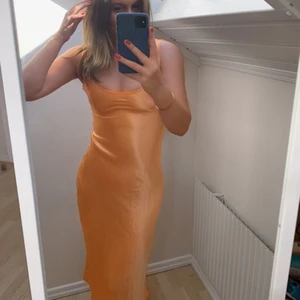 orange klänning 🧡🍊 - Suuuperfin orange klänning från weekday, materialet är silke och är väldigt skönt! Klänningen är i nyskick och har inga defekter 🧡🍊🍊