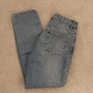 Slitna jeans från Zara, storlek 36. Använda endast 1 gång, pga blivit för små 