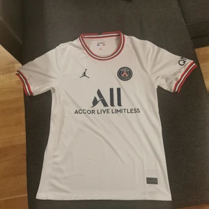 Psg fjärdetröja strl. M  - Tröjan är använd bara 1gång. Säljer för att den är lite för stor för mig. Strl. M passar även L