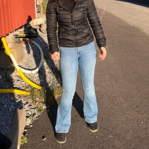 Zara jeans - Säljer mina jeans från zara i bootcut modell, normalmidjade, storlek 38 och för mig som är 174 är dem perfekta i längden!I fint skick och inga skavanker. Skicka för fler bilder