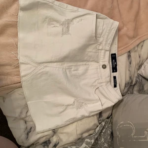 Hollister jeanskjol - Vit jeanskjol från Hollister, passar xs-s, 50kr + ev frakt eller bud! 