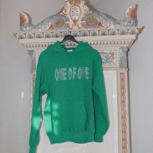 One of one limited edition - Hej säljer nu min helt nya one of one hoodie som är väldigt limiterad då jag köpt den i ett jul drop. Alla piletter sitter på och den är som helt ny!
