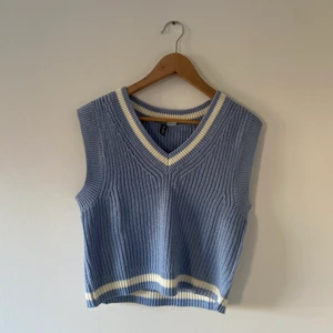 Stickad blå väst - En jätte fin stickad blå väst med vita detaljer från hm. Den är inte stickig utan i ett skönt material💕 Västen är oversized i storleken. Köparen står för frakt💕😊