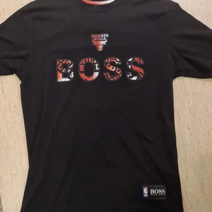 HUGO BOSS  - Hugo boss tröja använd kanske 10 gånger max! 